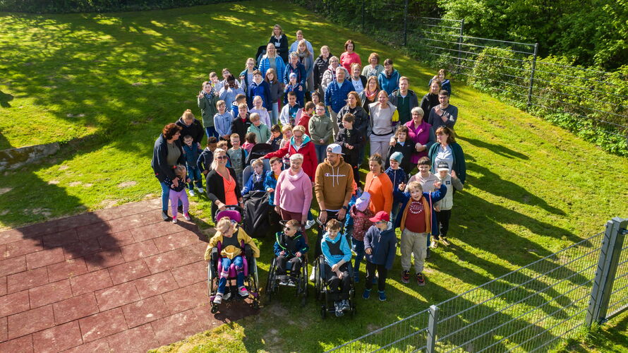Fussballplatz unter Kastanienbäumen