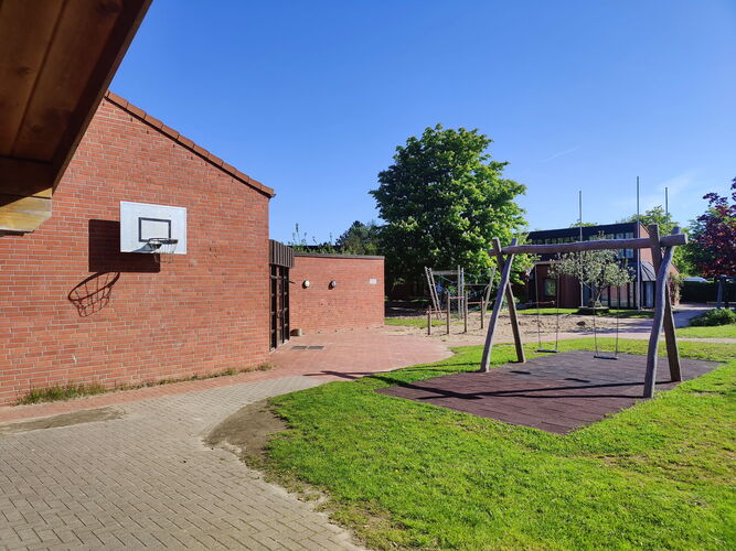 Fussballplatz unter Kastanienbäumen